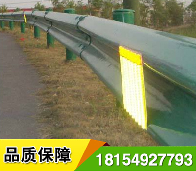 道路輪廊標(biāo)的英文名稱 Delineator，它是沿道路兩側(cè)邊緣設(shè)置、用于顯示道路邊界輪廓、指引車(chē)輛正常行駛、具有逆反射性能的一種交通安全設(shè)施，從功能上說(shuō)，輪廓標(biāo)是一種視線誘導(dǎo)設(shè)