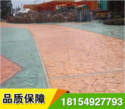 環(huán)氧壓化地坪特點經(jīng)國家檢測機關(guān)鑒定,透水地坪的承載力完全能夠達到C20-C25混凝土的承載標(biāo)準,高于一般透水磚的承載力.